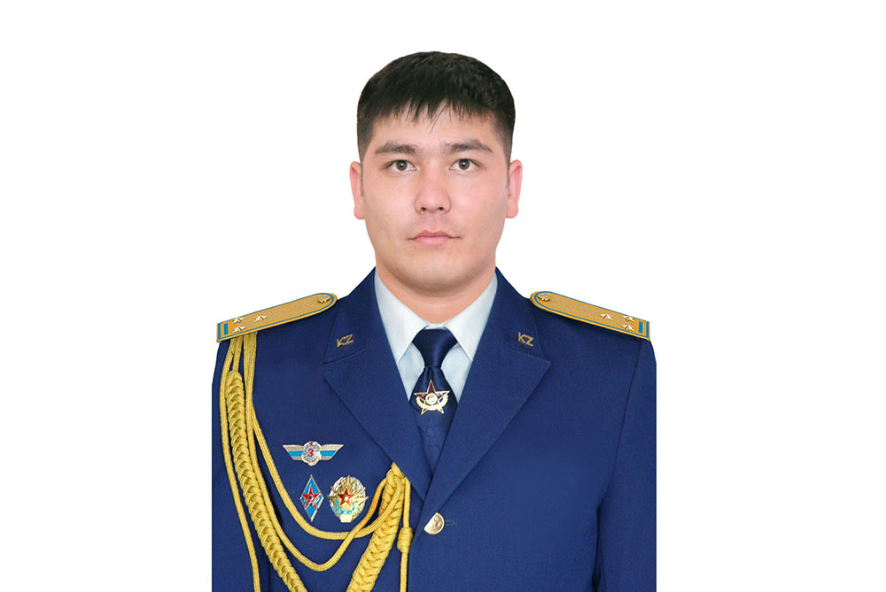 Старший сержант мчс. Военная форма Казахстана. Офицерская форма Казахстана. Казахстан парадная форма.